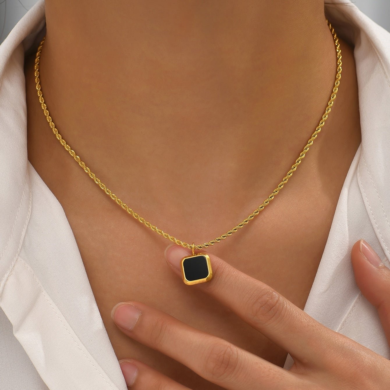 Colar trançado com pingente Onix